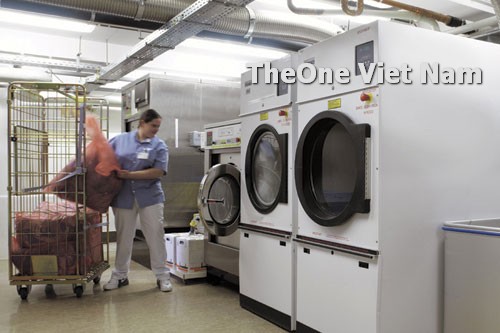 bố trí máy giặt vắt sấy trong tiệm giặt là