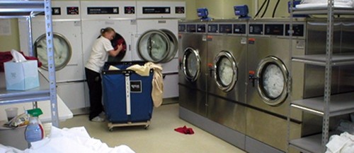 cách bố trí máy giặt là ủi trong tiệm giặt là